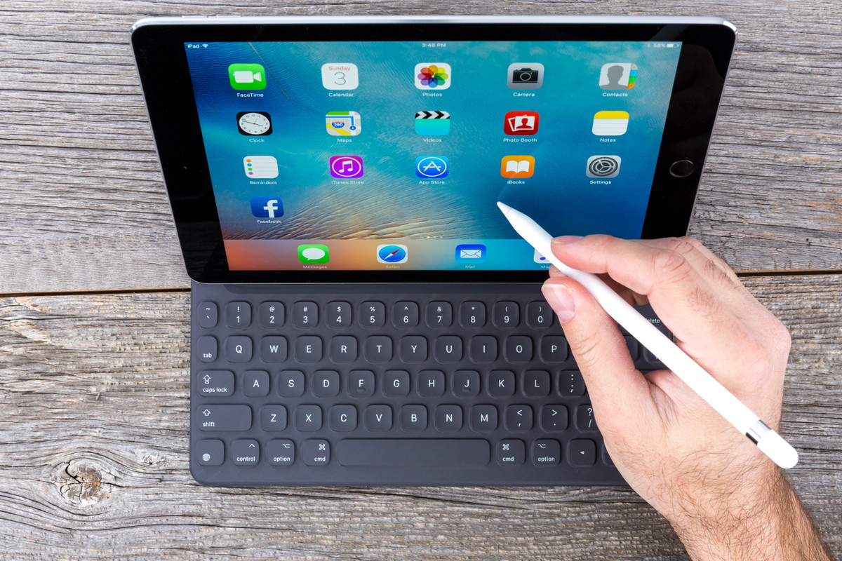 iPad 第7世代SIMフリー+スマートキーボードセットiPad